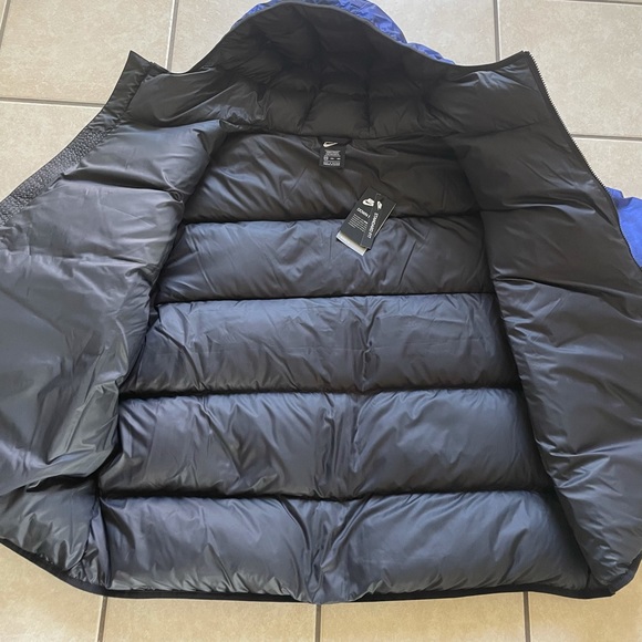 Nike puffer jacket with multiple pockets ,col-blue